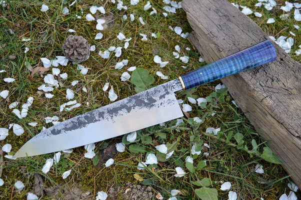 #429, "Sakura", 135Cr3, érable ondé bleu & garde en laiton martelé, 255mm