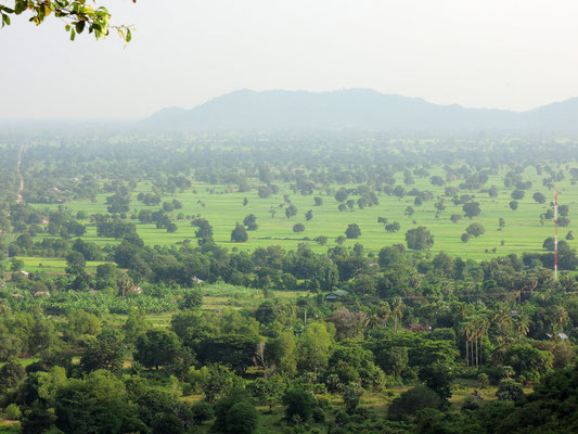 Blick vom Phnom Sampeau über die Reisfelder Battambangs