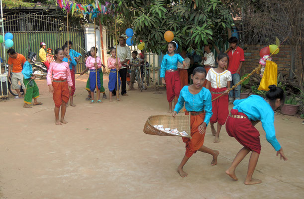 Das Schulfest wurde mit einer traditionellen Tanzaufführung eröffnet. In den Tagen vor Khmer New Year ziehen die Tanzgruppen von Haus zu Haus