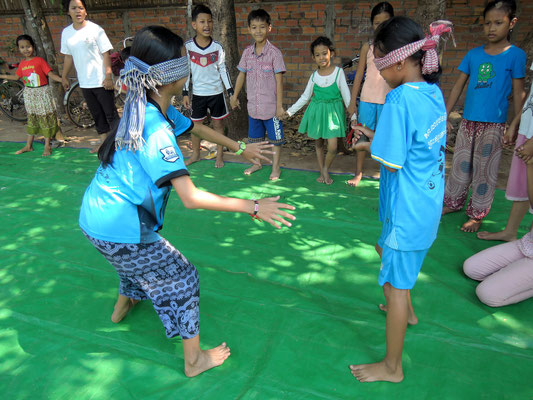 Zwei Schülerinnen beim "Blinde Kuh" spielen