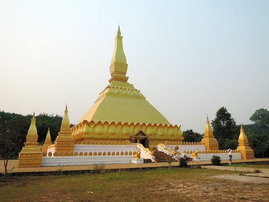 Der erst von kurzem erbaute Stupa von Luang Namtha  im Abendlicht