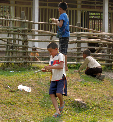 Khmu- Kinder beim spielen mit selbgebastelten Pistolen.