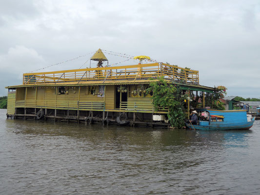 Ein vietnamesiches Tempelboot