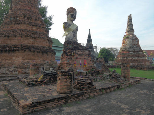 Fast vollkommen zerstört und trozdem irgendwie friedfertig- Die Reste eines  Buddhas in den Tempelruinen
