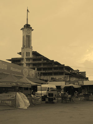 Der Hauptmarkt Battambangs mit dem auffäligen Uhrturm