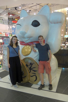 Cara und ich in der Shopping Mall- Unser neuer Freund, die japanische Glückskatze