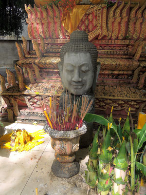 Budhha mit Räucherstäbchen