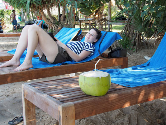 Cara genießt es, am Strand  zu entspannen und ein Buch zu lesen