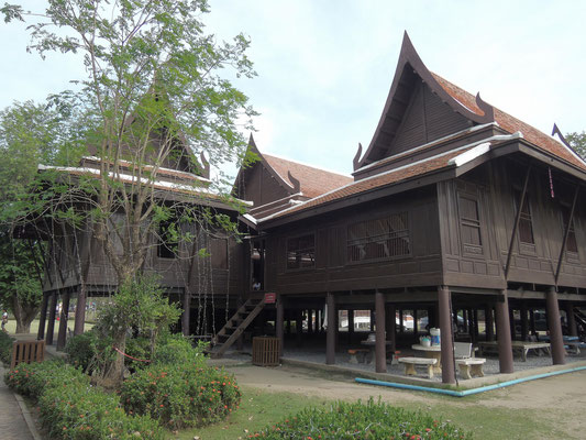 Ein prächtiges thailändisches Wohnhaus- ganz traditionell rein ausHolz erbaut