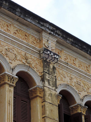 Fassadendetail eines alten kolonialen Ladenhauses