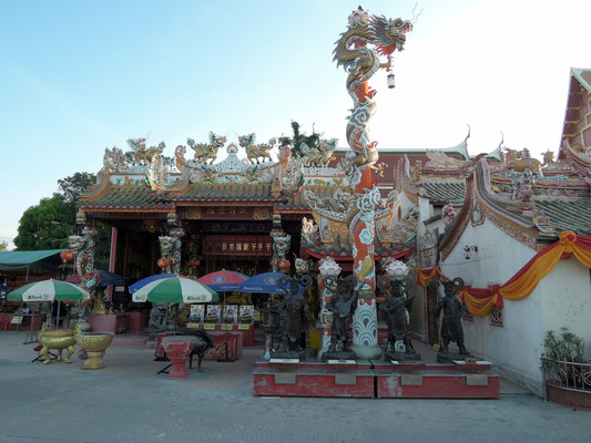 Ein moderner, ziemlich kitschiger chinesischer Tempel- Zeuge des multikulturellen Erbes der Stadt