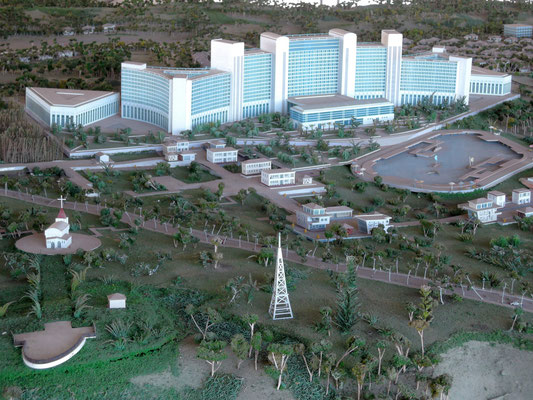 Die chinesischen Investoren haben echt größenwahnsinnige Pläne mit dem Bergplateau- Man beachte die Maße des neu zu bauenden Kasinos im vergleich zur alten Kirchenruine