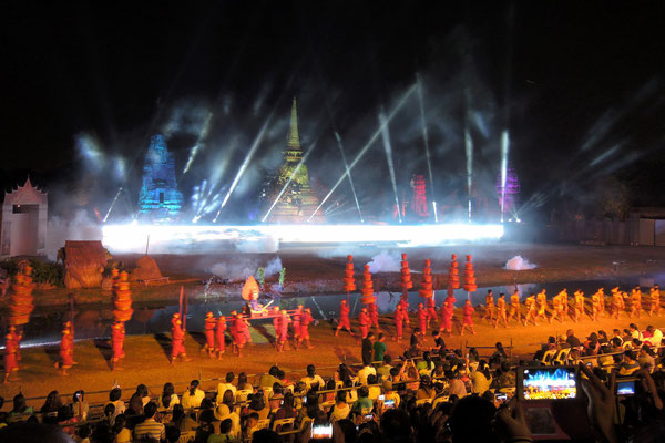Vor der Kulisse des Wat Mahatat fand eine aufwendige Theatershow mit Feuerwerk und Licht- und Lasereffekten statt
