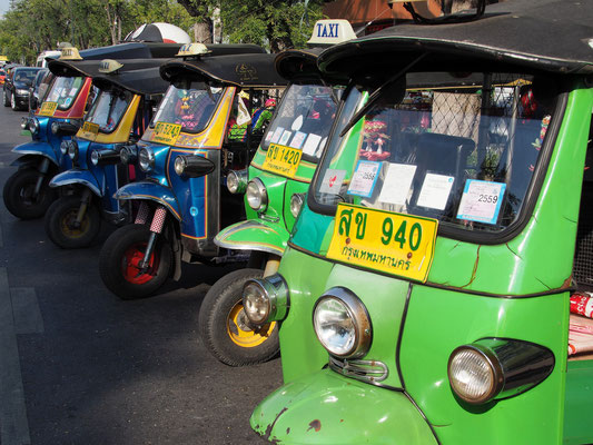 Das typisch thailändische Tuk Tuk- Im Vergleich zum kambodschanischen ist es weniger offen und etwas luxuriöser