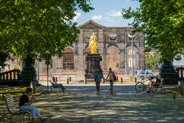 Hauptstraße mit goldenem Reiter