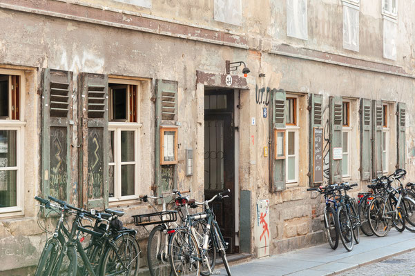 Man sollte es nicht glauben! Hinter dieser Fassade verbirgt sich das hervorragende Restaurant Raskalnikow,