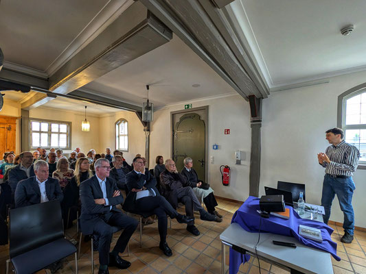 Gespannte ZuhörerInnen im Historischen Rathaus