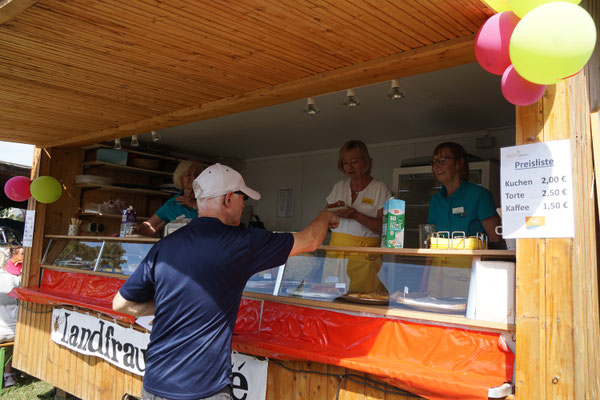 Kaffee und Kuchen gab es beim Landfrauenverein; Foto: Armin Deckenbach