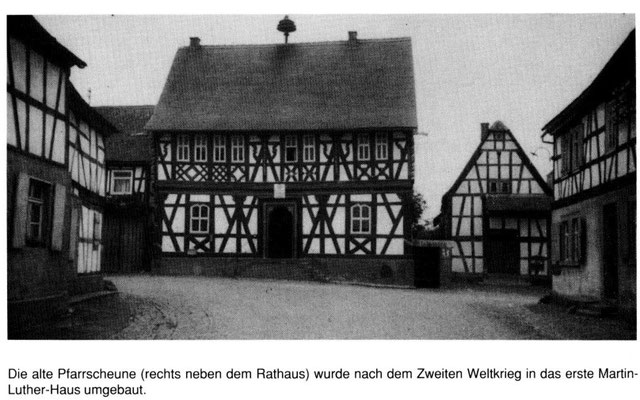 Rathaus und Pfarrscheune vor 1945, Quelle: Chronik 1150 Jahre Marköbel - 850 Jahre Baiersröderhof, Seite 192