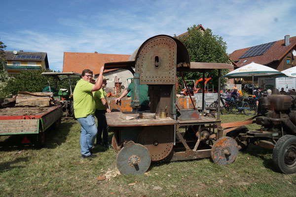 Die IGHL präsentiert eine historische mobile Holzaufbereitung mit Bandsäge und Spalter; Foto: Armin Deckenbach