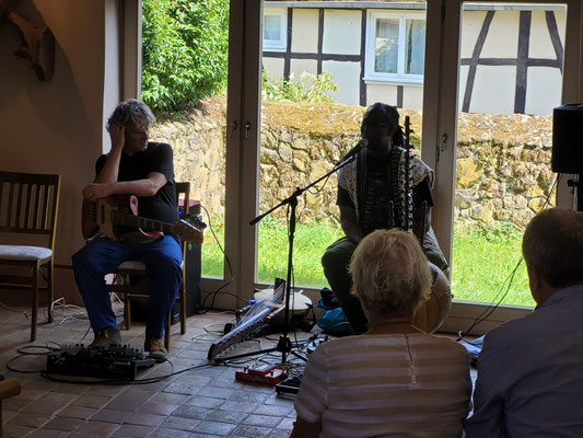 In der Kapelle: Aziz Kuyateh an der Kora und Tore am Bass; Foto: VfKuHH