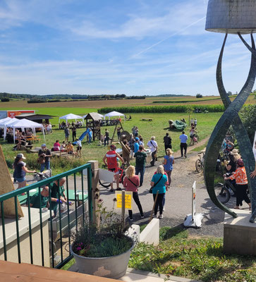 Buntes Treiben - Blick von der Terrasse des Hofguts Kapellenhof; Foto: VfKuHH