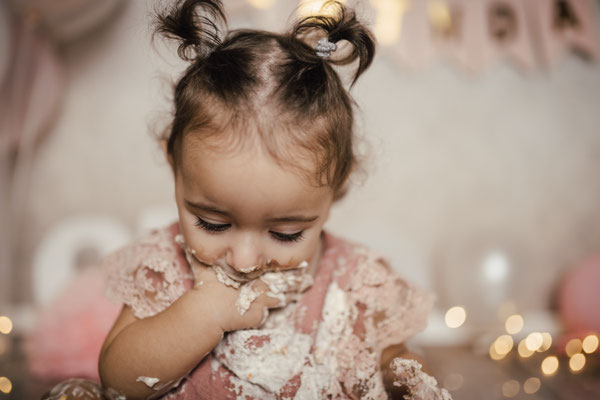 Smash the Cake Fotoshooting Torte Zermatschen Fotoshooting Cakesmash Cakesmashshooting Babys erster Geburtstag Familienfotograf Bielefeld Gütersloh Paderborn Cakesmashfotograf Paderborn Herford