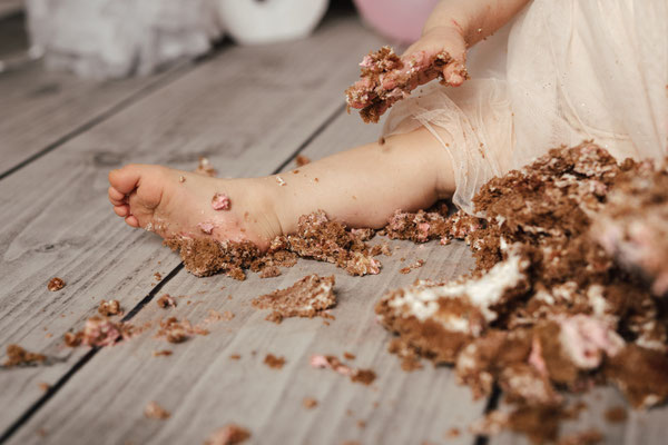 Smash the Cake Fotoshooting Torte Zermatschen Fotoshooting Cakesmash Cakesmashshooting Babys erster Geburtstag Familienfotograf Bielefeld Gütersloh Paderborn Cakesmashfotograf Paderborn Herford
