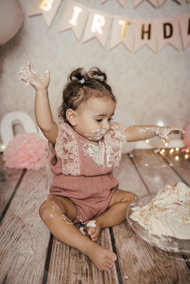 Smash the Cake Fotoshooting Torte Zermatschen Fotoshooting Cakesmash Cakesmashshooting Babys erster Geburtstag Familienfotograf Bielefeld Gütersloh Paderborn Cakesmashfotograf Paderborn Herford