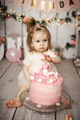 Smash the Cake Fotoshooting Torte Zermatschen Fotoshooting Cakesmash Cakesmashshooting Babys erster Geburtstag Familienfotograf Bielefeld Gütersloh Paderborn Cakesmashfotograf Paderborn Herford