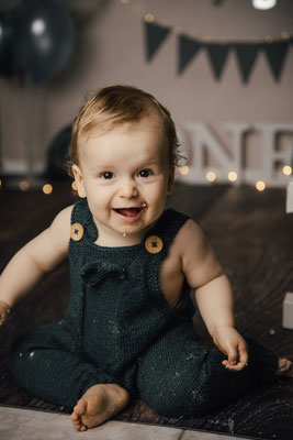 Smash the Cake Fotoshooting Torte Zermatschen Fotoshooting Cakesmash Cakesmashshooting Babys erster Geburtstag Familienfotograf Bielefeld Gütersloh Paderborn Cakesmashfotograf Paderborn Herford