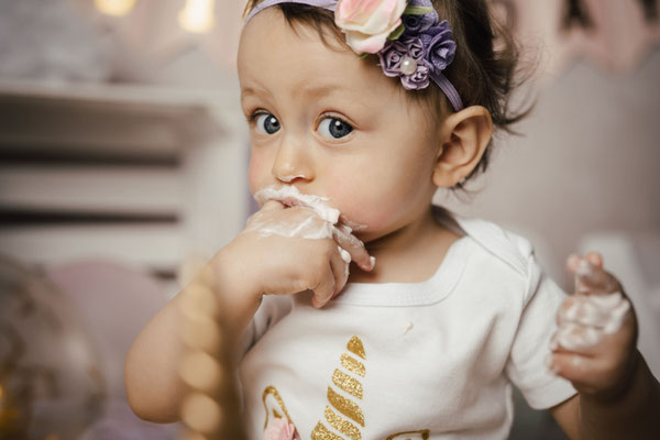 Smash the Cake Fotoshooting Torte Zermatschen Fotoshooting Cakesmash Cakesmashshooting Babys erster Geburtstag Familienfotograf Bielefeld Gütersloh Paderborn Cakesmashfotograf Paderborn Herford