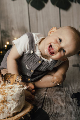 Smash the Cake Fotoshooting Torte Zermatschen Fotoshooting Cakesmash Cakesmashshooting Babys erster Geburtstag Familienfotograf Bielefeld Gütersloh Paderborn Cakesmashfotograf Paderborn Herford