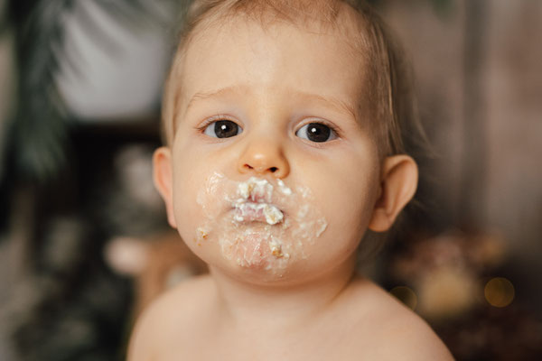 Smash the Cake Fotoshooting Torte Zermatschen Fotoshooting Cakesmash Cakesmashshooting Babys erster Geburtstag Familienfotograf Bielefeld Gütersloh Paderborn Cakesmashfotograf Paderborn Herford