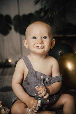 Smash the Cake Fotoshooting Torte Zermatschen Fotoshooting Cakesmash Cakesmashshooting Babys erster Geburtstag Familienfotograf Bielefeld Gütersloh Paderborn Cakesmashfotograf Paderborn Herford