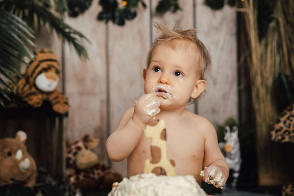 Smash the Cake Fotoshooting Torte Zermatschen Fotoshooting Cakesmash Cakesmashshooting Babys erster Geburtstag Familienfotograf Bielefeld Gütersloh Paderborn Cakesmashfotograf Paderborn Herford