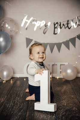 Smash the Cake Fotoshooting Torte Zermatschen Fotoshooting Cakesmash Cakesmashshooting Babys erster Geburtstag Familienfotograf Bielefeld Gütersloh Paderborn Cakesmashfotograf Paderborn Herford
