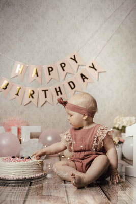 Smash the Cake Fotoshooting Torte Zermatschen Fotoshooting Cakesmash Cakesmashshooting Babys erster Geburtstag Familienfotograf Bielefeld Gütersloh Paderborn Cakesmashfotograf Paderborn Herford