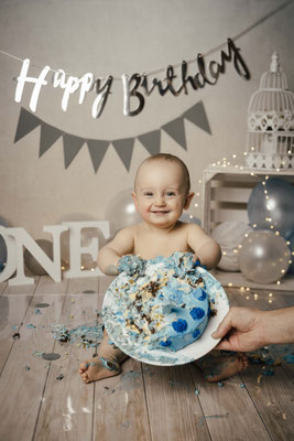 Smash the Cake Fotoshooting Torte Zermatschen Fotoshooting Cakesmash Cakesmashshooting Babys erster Geburtstag Familienfotograf Bielefeld Gütersloh Paderborn Cakesmashfotograf Paderborn Herford