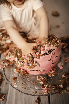 Smash the Cake Fotoshooting Torte Zermatschen Fotoshooting Cakesmash Cakesmashshooting Babys erster Geburtstag Familienfotograf Bielefeld Gütersloh Paderborn Cakesmashfotograf Paderborn Herford