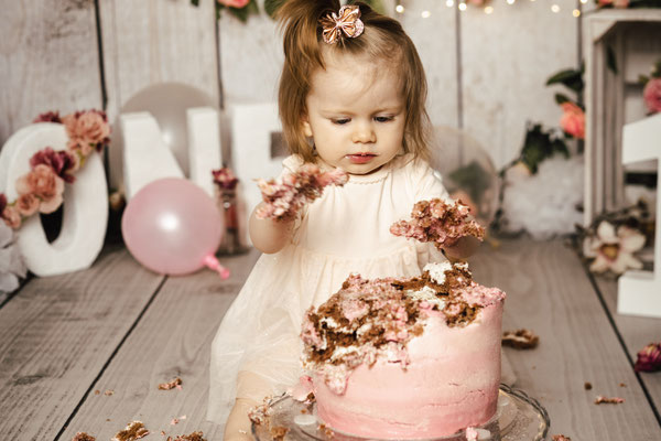 Smash the Cake Fotoshooting Torte Zermatschen Fotoshooting Cakesmash Cakesmashshooting Babys erster Geburtstag Familienfotograf Bielefeld Gütersloh Paderborn Cakesmashfotograf Paderborn Herford