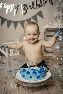 Smash the Cake Fotoshooting Torte Zermatschen Fotoshooting Cakesmash Cakesmashshooting Babys erster Geburtstag Familienfotograf Bielefeld Gütersloh Paderborn Cakesmashfotograf Paderborn Herford