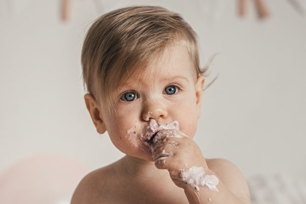 Smash the Cake Fotoshooting Torte Zermatschen Fotoshooting Cakesmash Cakesmashshooting Babys erster Geburtstag Familienfotograf Bielefeld Gütersloh Paderborn Cakesmashfotograf Paderborn Herford