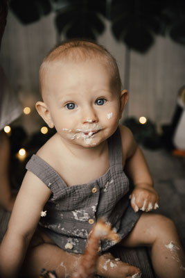 Smash the Cake Fotoshooting Torte Zermatschen Fotoshooting Cakesmash Cakesmashshooting Babys erster Geburtstag Familienfotograf Bielefeld Gütersloh Paderborn Cakesmashfotograf Paderborn Herford
