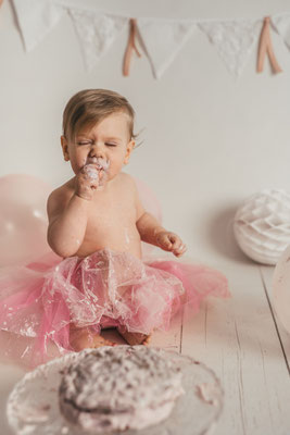 Smash the Cake Fotoshooting Torte Zermatschen Fotoshooting Cakesmash Cakesmashshooting Babys erster Geburtstag Familienfotograf Bielefeld Gütersloh Paderborn Cakesmashfotograf Paderborn Herford