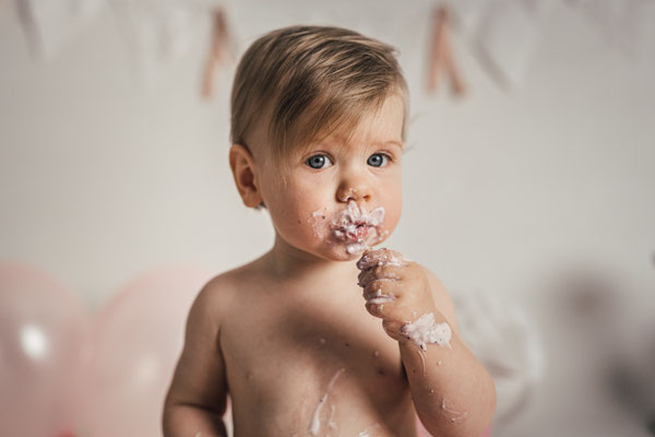 Smash the Cake Fotoshooting Torte Zermatschen Fotoshooting Cakesmash Cakesmashshooting Babys erster Geburtstag Familienfotograf Bielefeld Gütersloh Paderborn Cakesmashfotograf Paderborn Herford