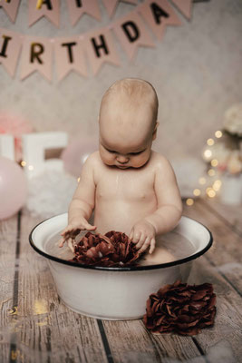 Smash the Cake Fotoshooting Torte Zermatschen Fotoshooting Cakesmash Cakesmashshooting Babys erster Geburtstag Familienfotograf Bielefeld Gütersloh Paderborn Cakesmashfotograf Paderborn Herford