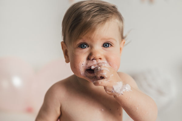 Smash the Cake Fotoshooting Torte Zermatschen Fotoshooting Cakesmash Cakesmashshooting Babys erster Geburtstag Familienfotograf Bielefeld Gütersloh Paderborn Cakesmashfotograf Paderborn Herford