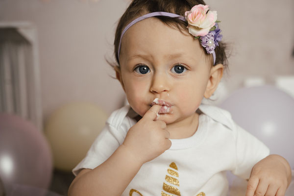 Smash the Cake Fotoshooting Torte Zermatschen Fotoshooting Cakesmash Cakesmashshooting Babys erster Geburtstag Familienfotograf Bielefeld Gütersloh Paderborn Cakesmashfotograf Paderborn Herford