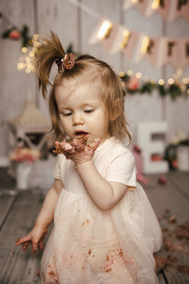 Smash the Cake Fotoshooting Torte Zermatschen Fotoshooting Cakesmash Cakesmashshooting Babys erster Geburtstag Familienfotograf Bielefeld Gütersloh Paderborn Cakesmashfotograf Paderborn Herford